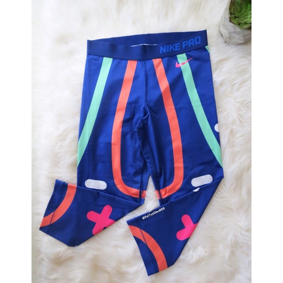 Nike Pants - Nike Pro • printed cropped leggings ✨